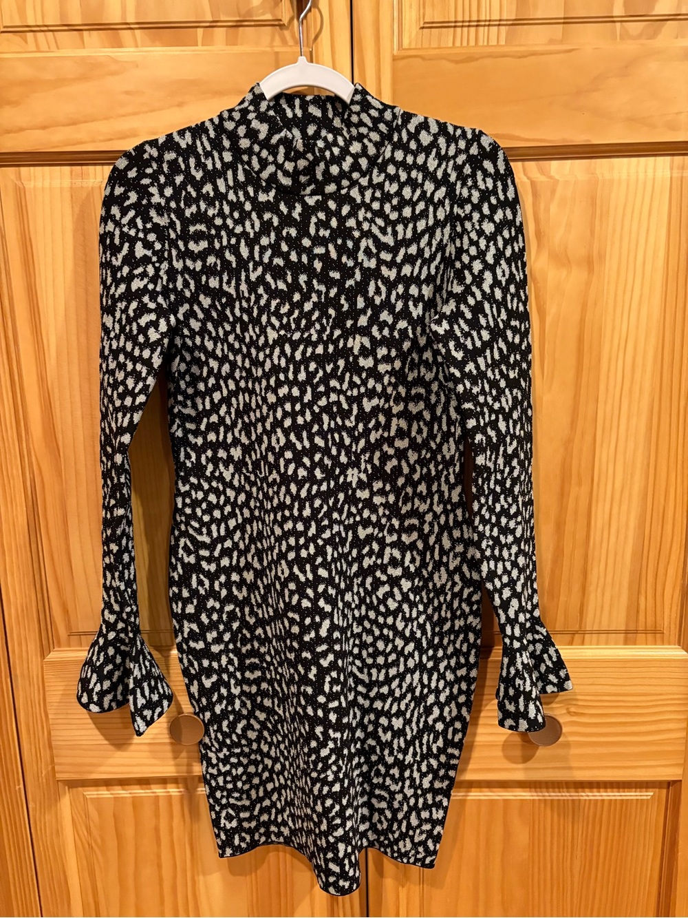 Michael Kors Metallic Cheetah Print Mock Neck Bell
Sleeve Bodycon Dress Wmns M